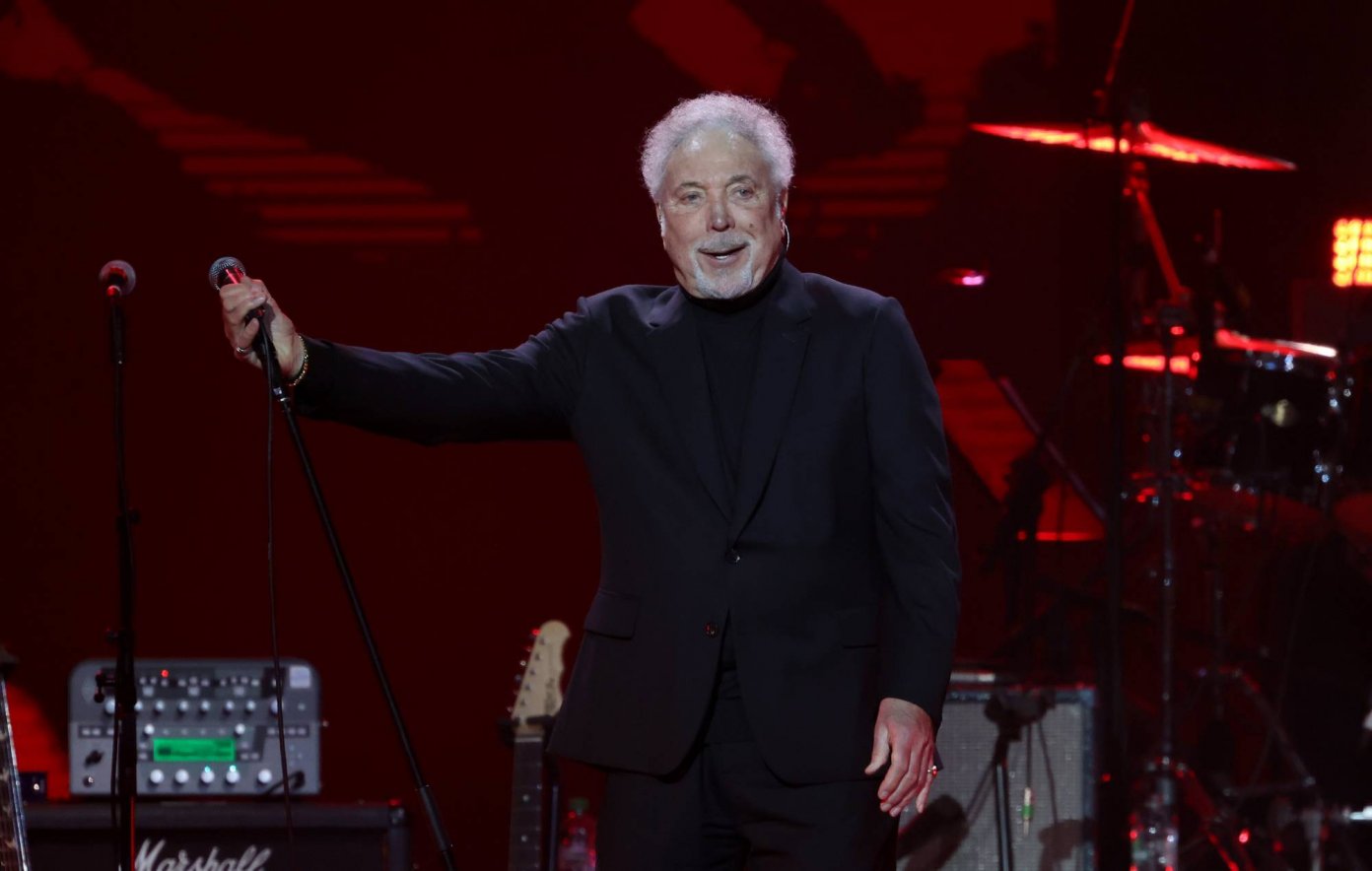 Tom Jones announces Surrounded By Time UK tour - UNCUT