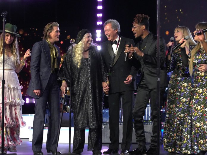 Joni Mitchell performing with Lauren Daigle, Brandi Carlile, Jon Batiste, Holly Laessig and Jess Wolfe. Credit: Kevin Mazur/Getty Images for The Recording Academy
