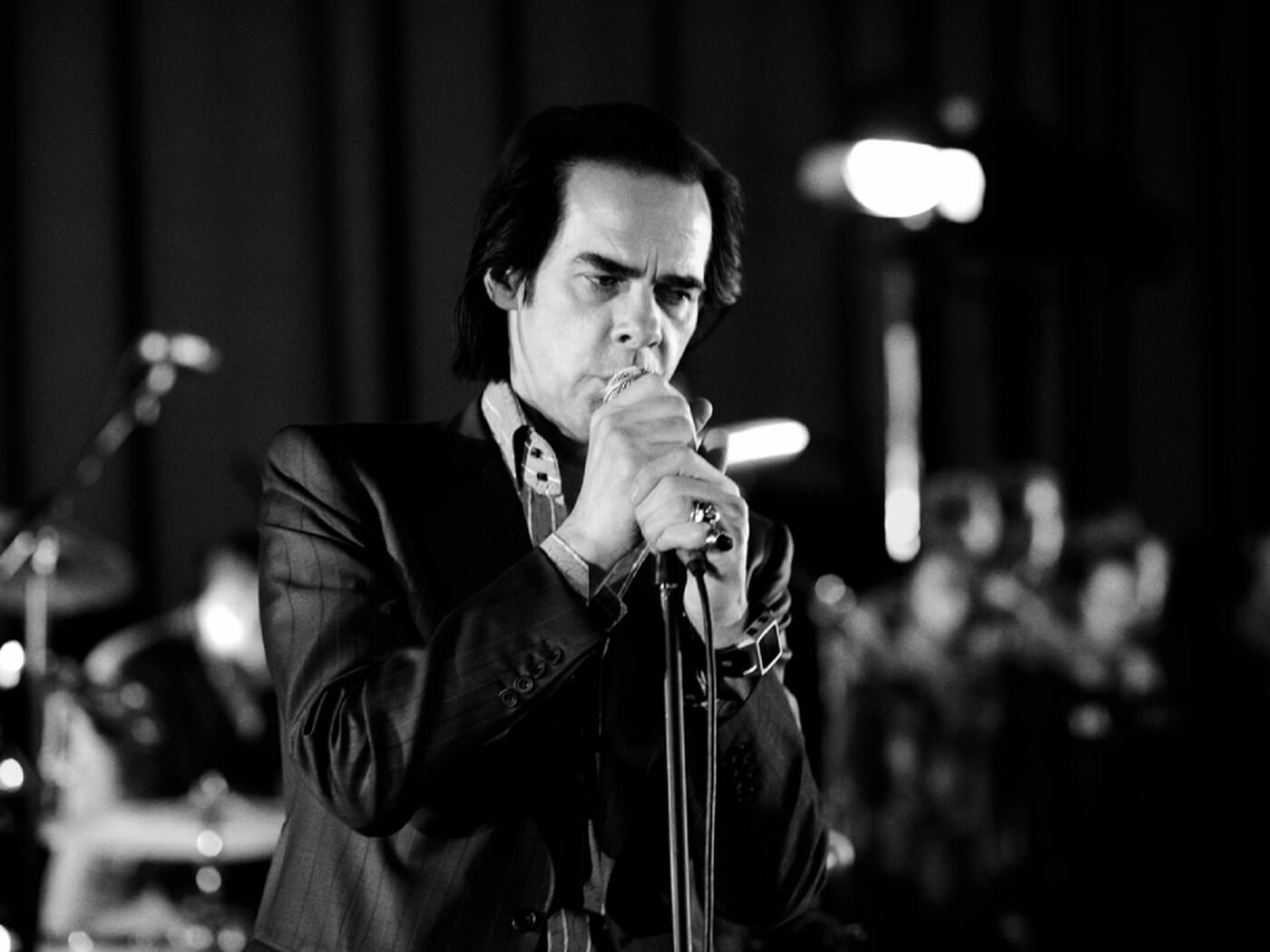 Nick Cave et The Bad Seeds partagent un concert en direct et lancent un ...